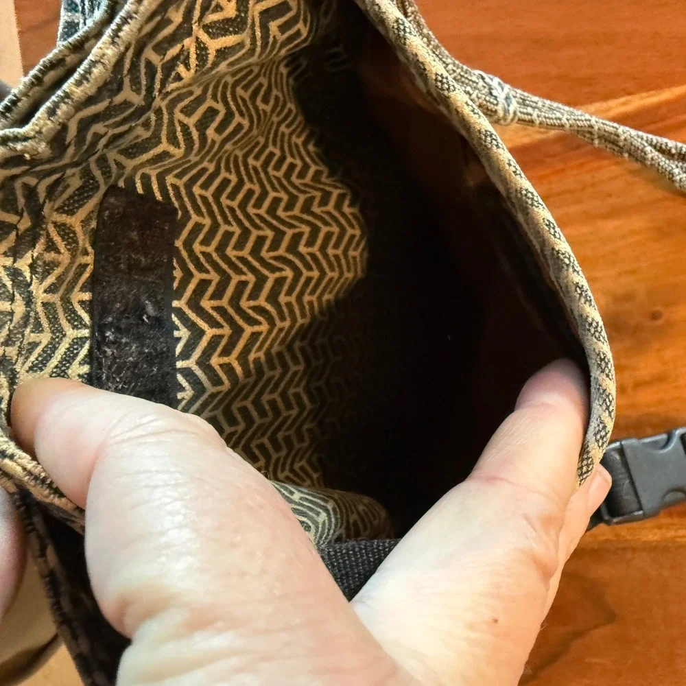 Kavu Women's Black/Tan Geometric Design‎ Crossbody Bag.